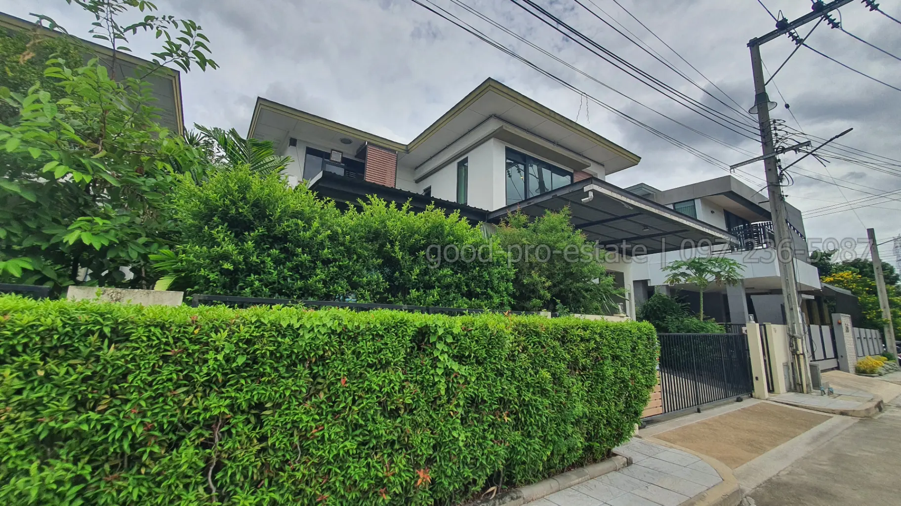 บ้านเดี่ยว 2 ชั้น แต่งสวยสไตล์บ้านตัวอย่าง ทำเลต้นโครงการ “ปริญสิริ กาญจนาภิเษก-เอกชัย” พื้นที่ใหญ่ 62.2 ตร.ว. พร้อมห้องแม่บ้านและสิ่งอำนวยความสะดวกครบ - รูป 2